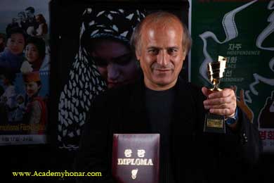 خسرو معصومی بهترین کارگردان فستیوال پیونگ یانگ برای «باد در علفزار می پیچد»