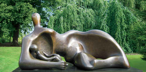 باغ سلطنتی کیو در انگلستان میزبان مجسمه‌ای از هنری مور