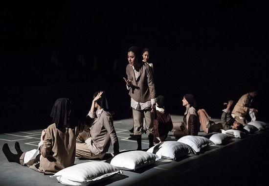 نقد نمایش خانه ابری اثر سیامک احصایی و حمید پورآذری؛ سرنوشت محتوم بشر در فضایی منجمد