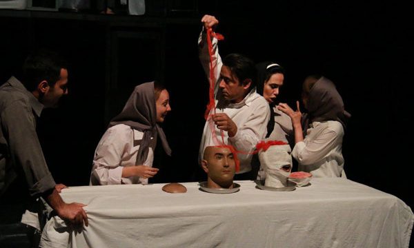 نقد نمایش «مستأجر» به نویسندگی و کارگردانی ستاره امینیان / زاده جهانی معلق