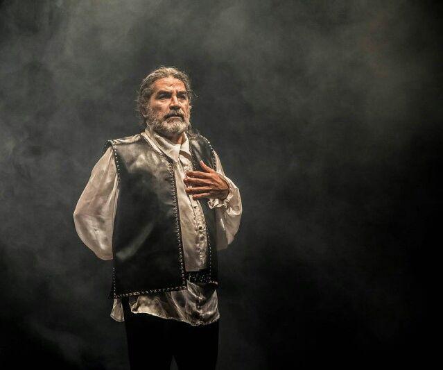 نقدِ نمایشِ آوازه‌خوان خیابان‌های منهتن به کارگردانیِ میکائیل شهرستانی؛ به‌سلامتیِ رنج‌ها